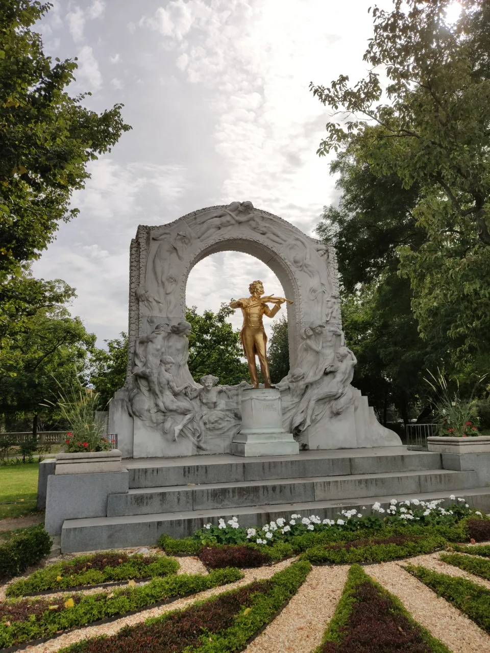 城市公园里拉小提琴的约翰·施特劳斯