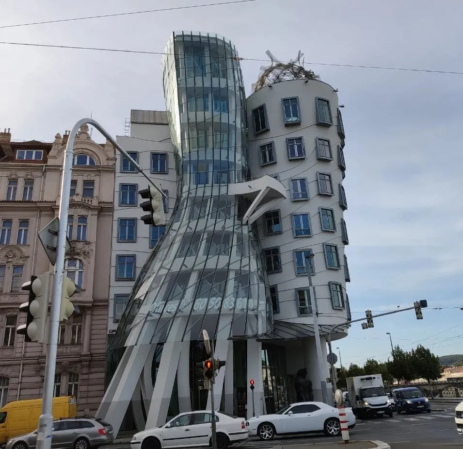 小时候在美术书上看到的跳舞的房子，一睹真容