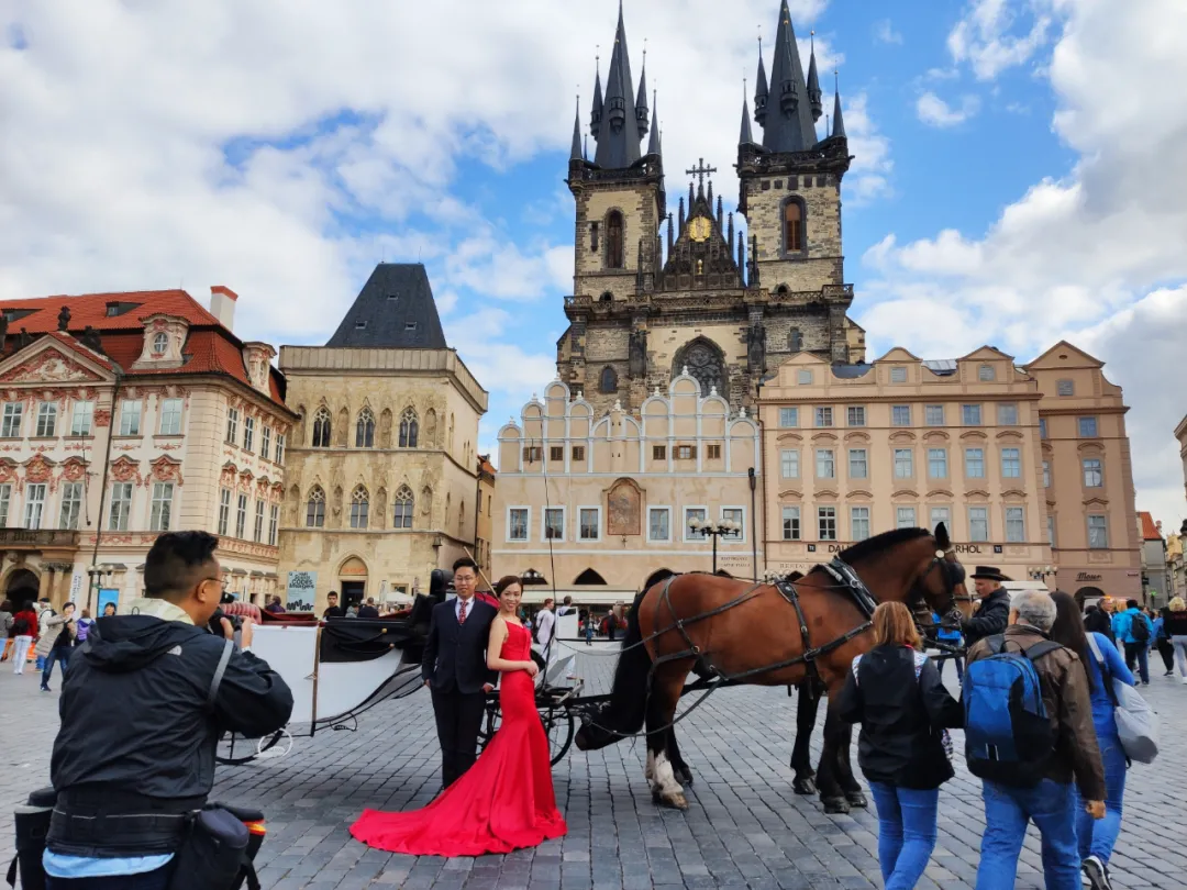 被方文山骗了，布拉格的老城广场既没有许愿池也没有白鸽，倒是很多拍婚纱照的中国人