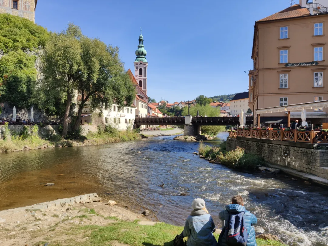 潺潺流水，流连忘返