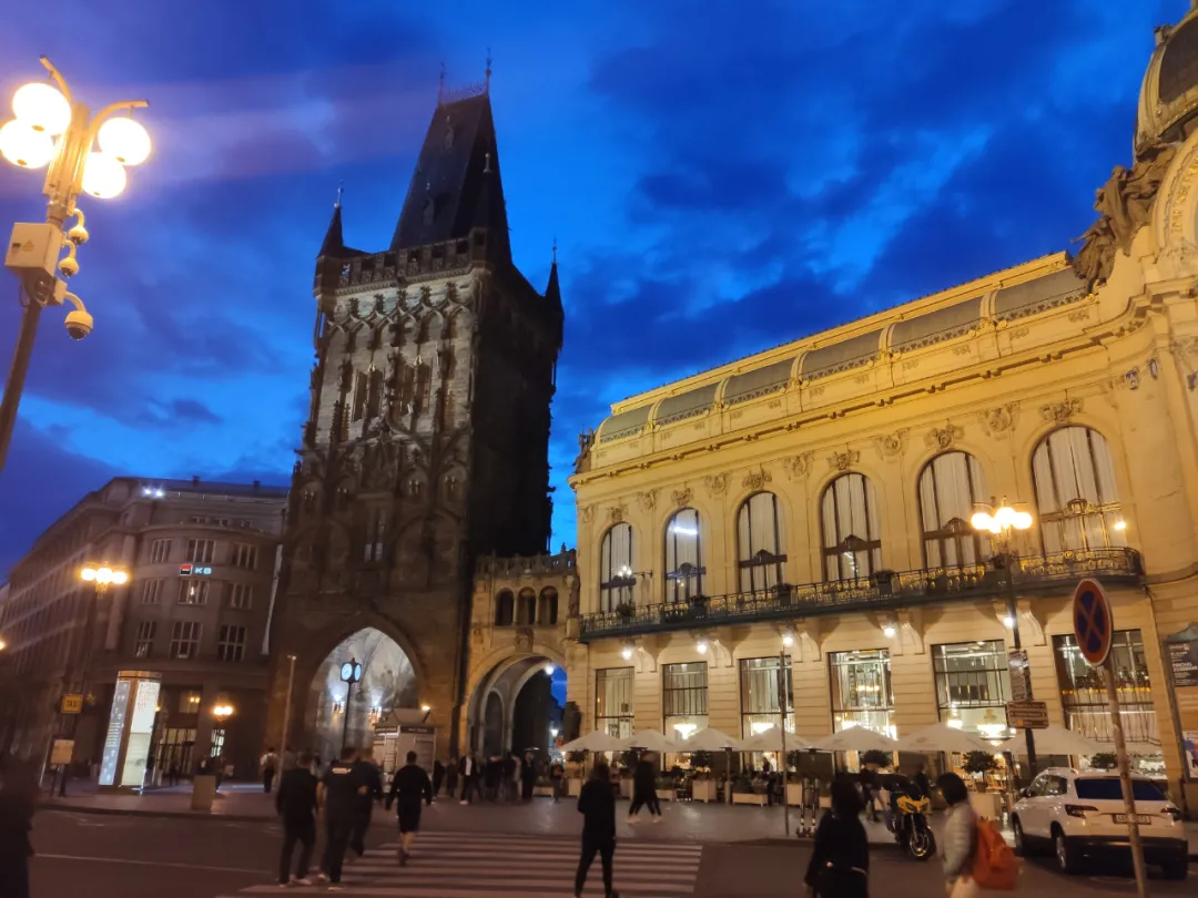 夜晚的火药塔，第一次来到欧洲古老国家新鲜得很，眼睛不够看
