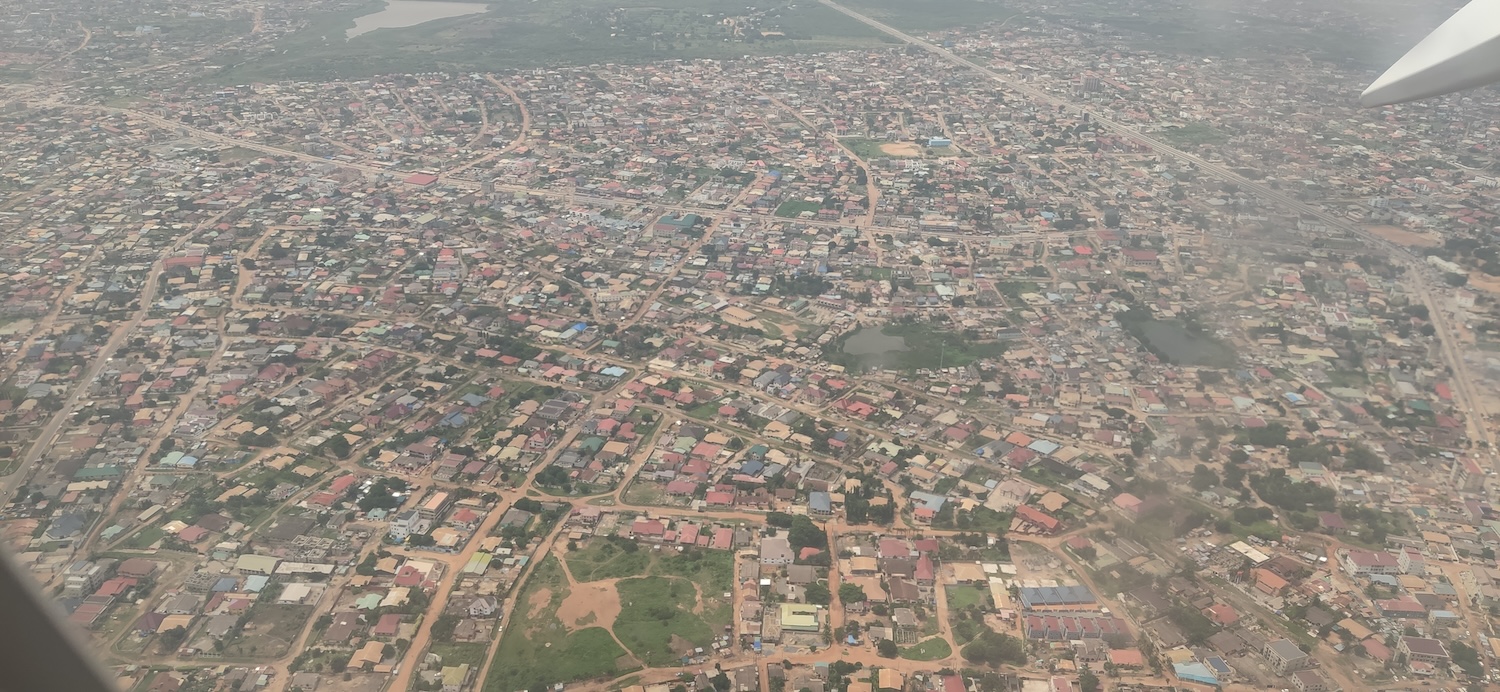 从飞机俯瞰加纳阿克拉城市面貌