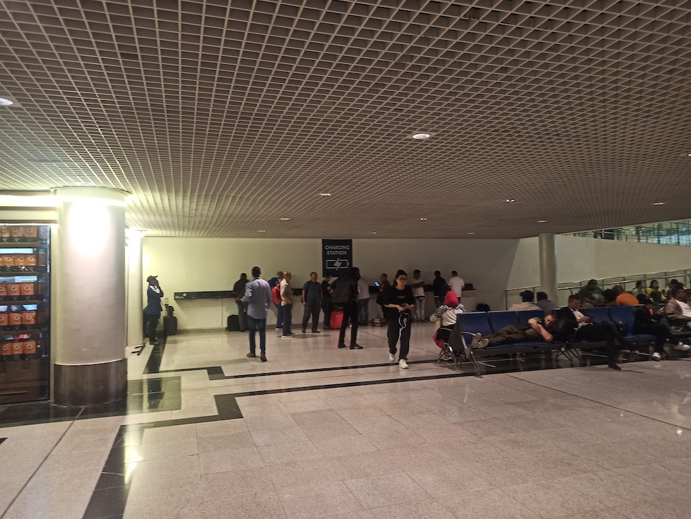 巴博莱国际机场B候机区充电吧台