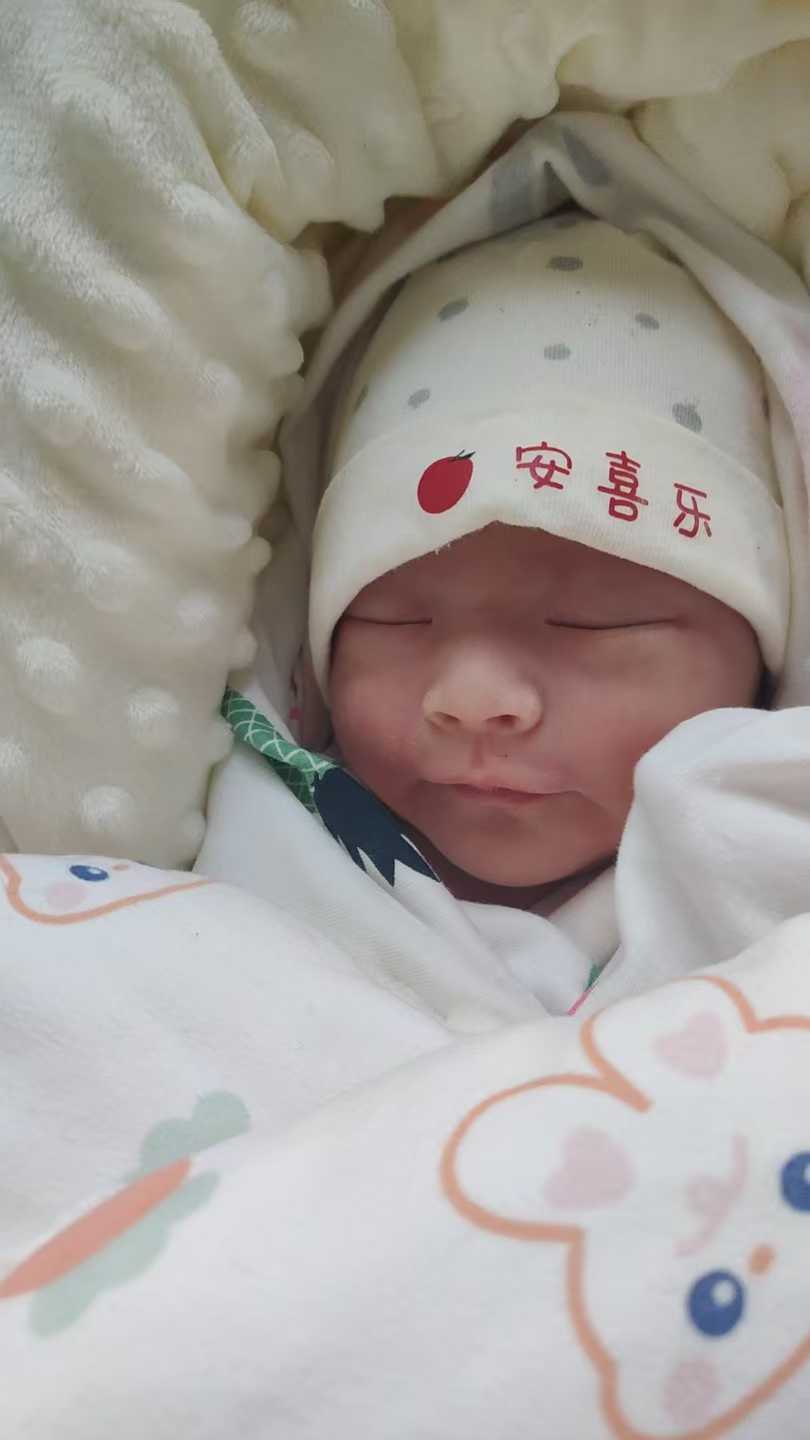 刚出生的小宝宝